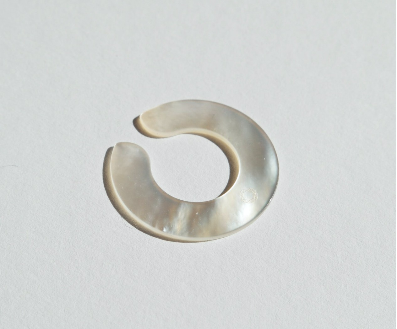 SASKIA DIEZ Mother of Pearl Disc Earcuff – The Good Store Berlin