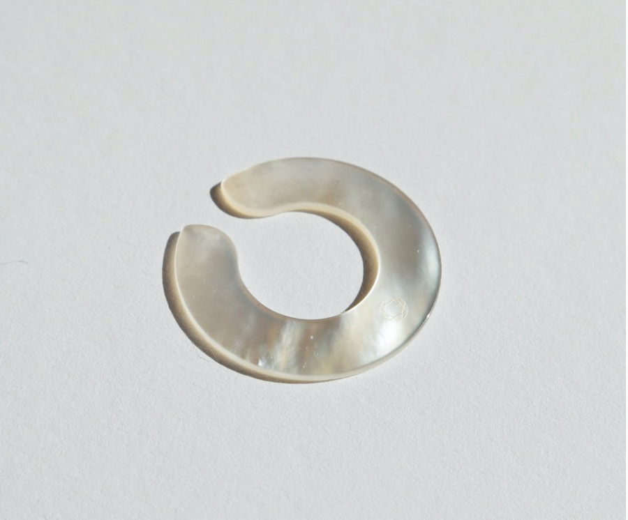 SASKIA DIEZ Mother of Pearl Disc Earcuff - The Good Store Berlin
