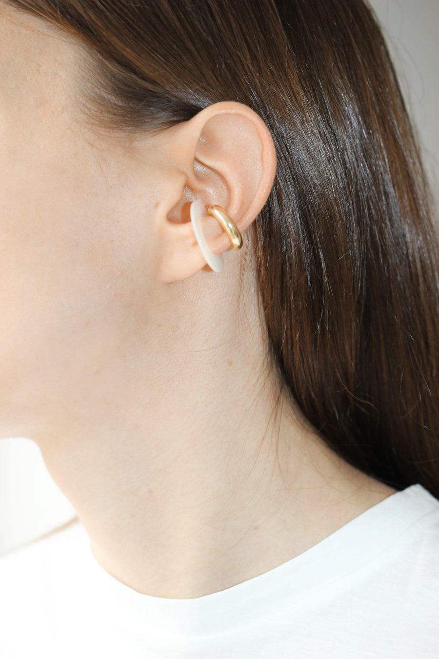 SASKIA DIEZ Mother of Pearl Disc Earcuff - The Good Store Berlin